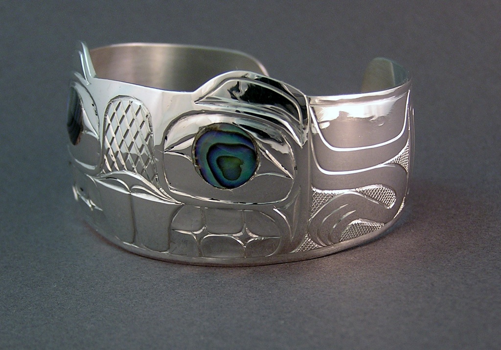 Walker-Goldsmiths-Hand-Carved-Beaver-Bracelet-D2-by-Owen-Walker-1sideview-copy