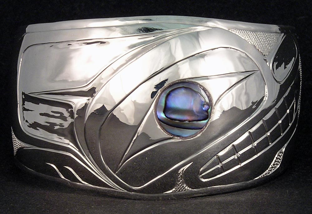 Walker-Goldsmiths-Hand-Carved-Sterling-Alpha-Wolf-Bracelet-D7-frontview