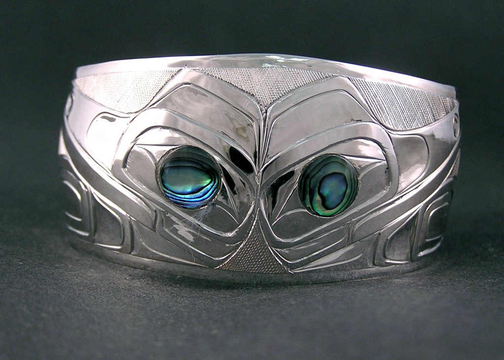 Walker-Goldsmiths-Hand-Carved-Sterling-Bracelet-Transforming-Raven-D11