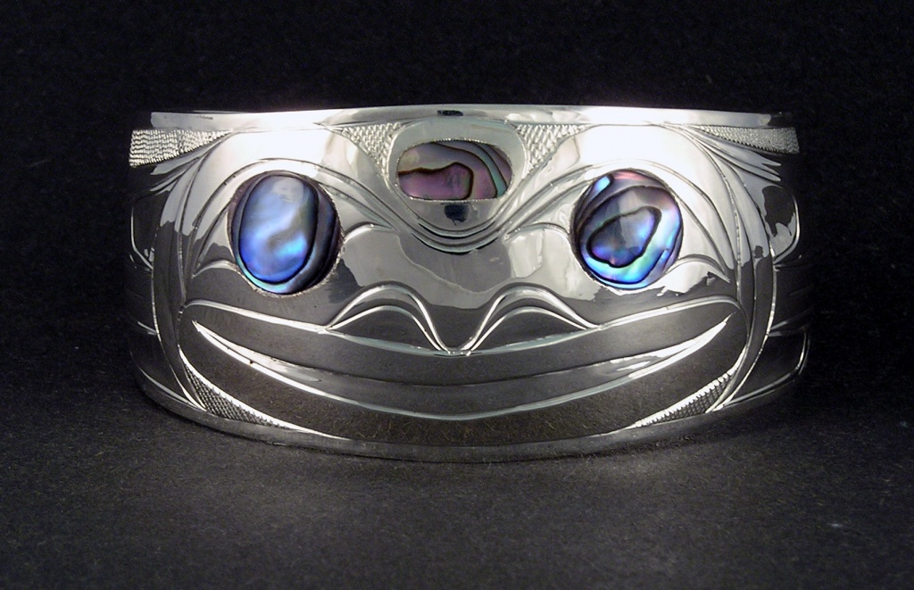 Walker-Goldsmiths-Hand-Carved-Sterling-Frog-Bracelet-D14-frontview