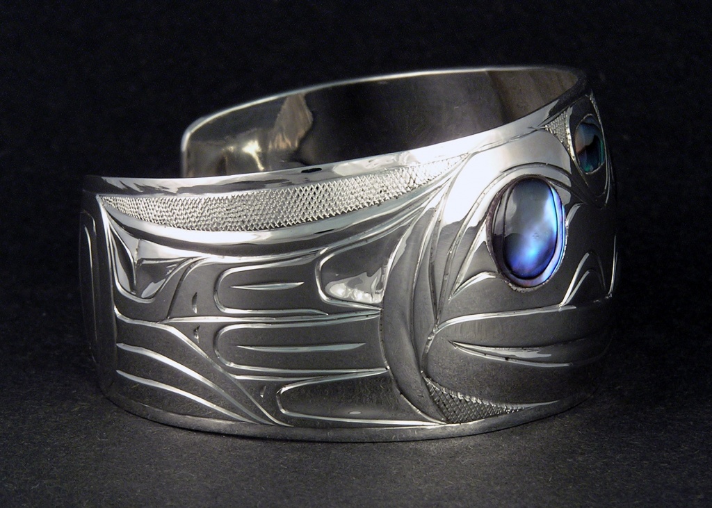 Walker-Goldsmiths-Hand-Carved-Sterling-Frog-Bracelet-D14-sideview
