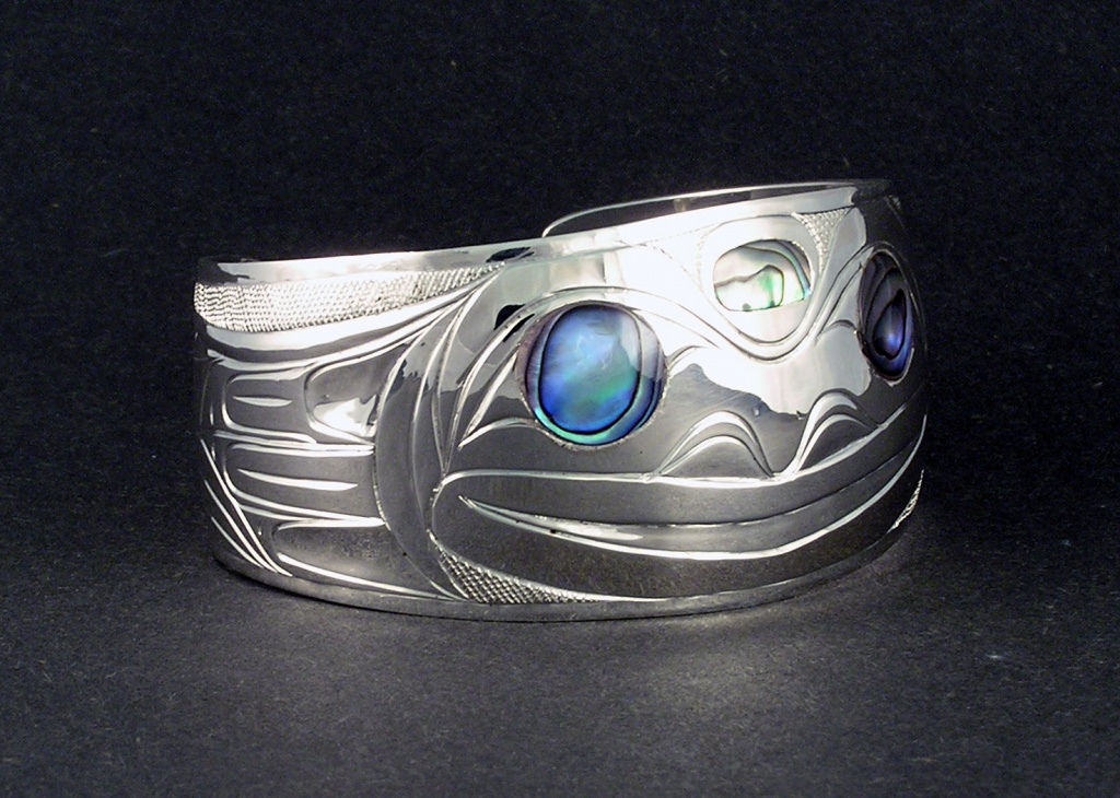 Walker-Goldsmiths-Hand-Carved-Sterling-Frog-Bracelet-D14-sideview1