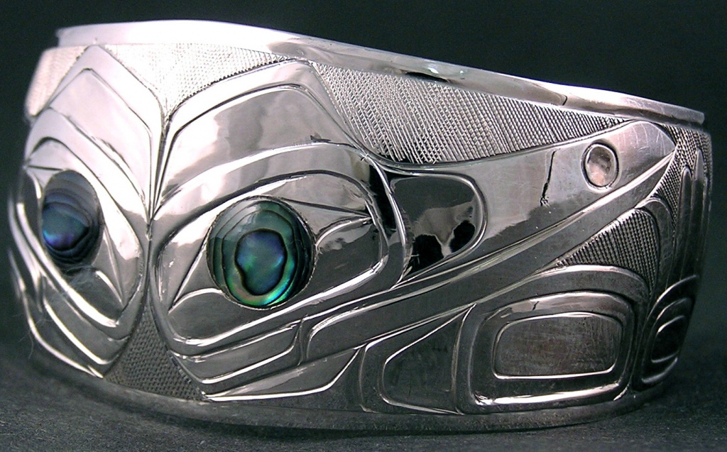 Walker-Goldsmiths-Hand-Carved-Sterling-Transforming-Raven-Bracelet-D11